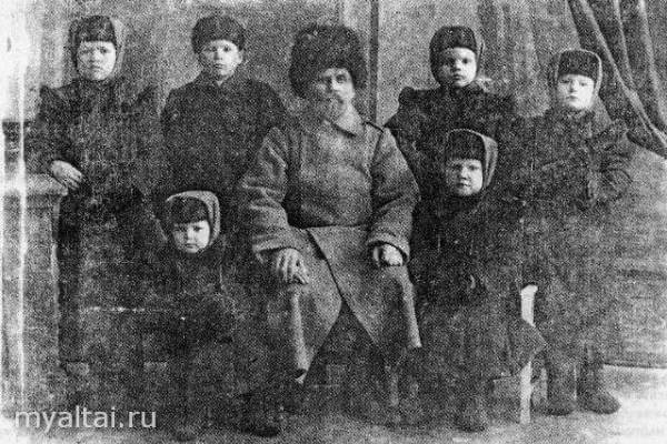 В.С. Ершов с воспитанниками приюта «Муравейник»