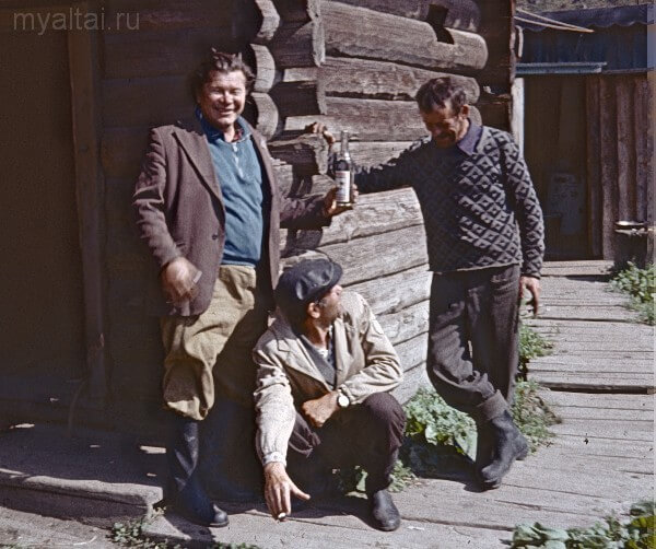 Б.Х. Кадиков предлагает бутылку водки за расписную дверь.