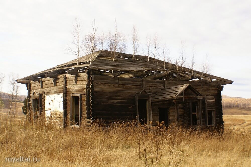 Бывший дом попа в заброшенной деревне Казанда