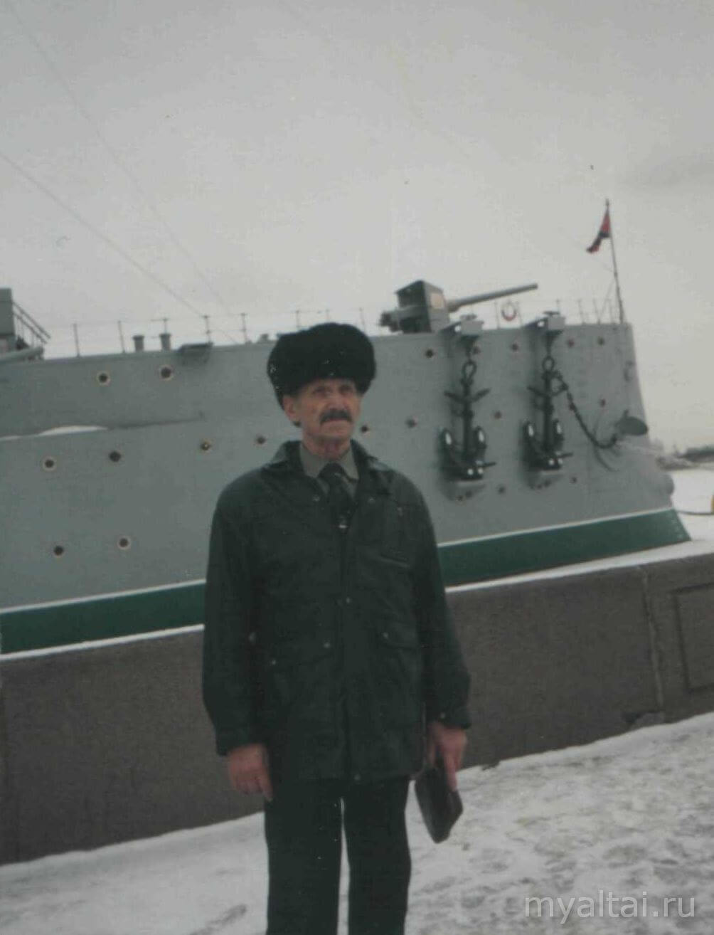 Щербинин П.С. у крейсера «Варяг», г. Санкт-Петербург, 2002 г.