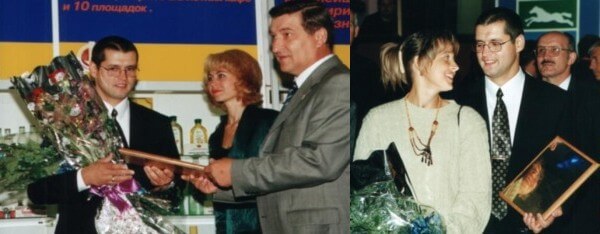 Лучший предприниматель г. Барнаула принимает награду и поздравления.