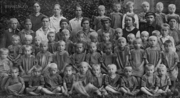 Колхозный детский сад. На снимке в первом ряду первая слева дочь Ф.К. Казакова – Аня