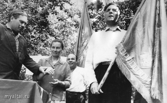 Директор совхоза Яркин И.А. вручает переходящее Красное знамя, 1980 г.