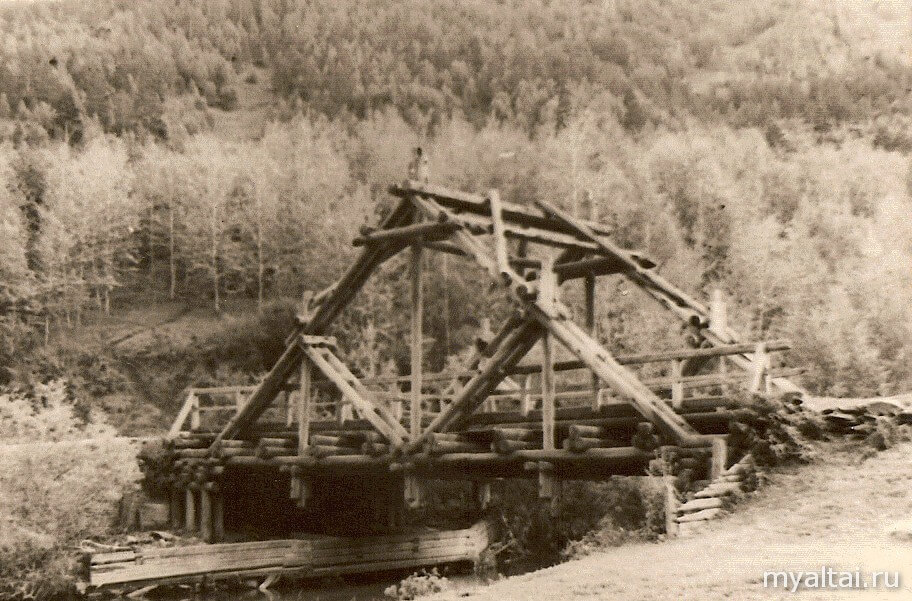 Висячий мост через реку Каменка в окрестностях села Алтайского в Пихточках. Не сохранился